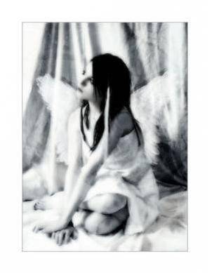 la petite fille aux ailes fragiles